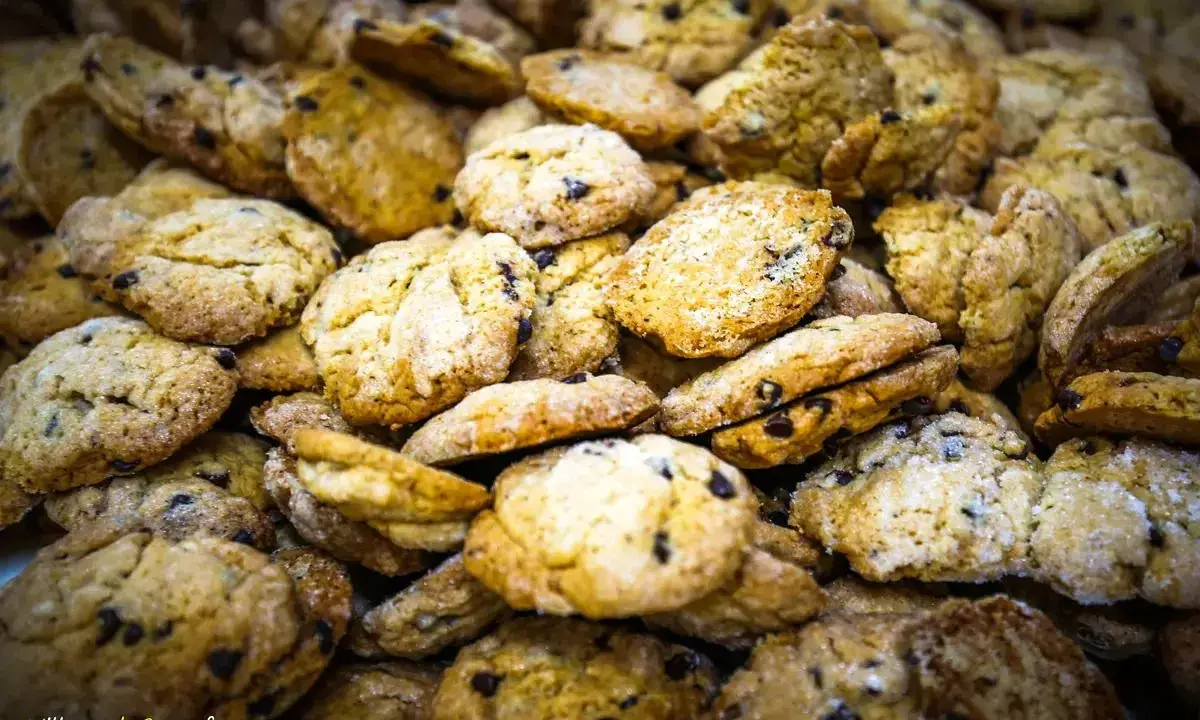 Gros plan sur une pile de canistrelli corses aux amandes, parfaits pour accompagner un café.