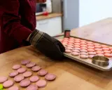 Préparation pour la cuisson macaron chaleur tournante : une plaque de macarons roses et roses est sortie du four.