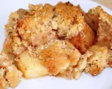 Un délicieux crumble aux pommes à l'ancienne, avec des morceaux de pommes fondantes sous une couche dorée et croustillante de pâte sablée et d'amandes.