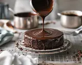 Un gâteau au chocolat moelleux reçoit le meilleur glaçage au chocolat, coulant sur les côtés.
