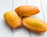 Trois biscuits madeleines dorés, parfaits pour une recette facile.