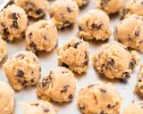 Boules de pâte à cookie au chocolat sur une plaque. Combien de temps la pâte à cookie au frigo se conserve-t-elle ?