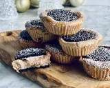 Une pile de petites bouchées sucrées faciles à faire, garnies d'un biscuit Oreo et saupoudrées de sucre glace. Parfaites pour une pause gourmande.