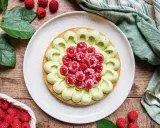 Délicieuse recette tarte pistache framboise, ornée de fruits rouges frais et d'une crème onctueuse. Un régal visuel et gustatif.