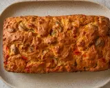 Un cake salé aux olives et poivrons rouges, une recette savoureuse qui rappelle un cake chèvre miel par sa texture dorée et ses saveurs.