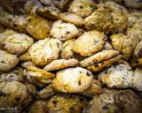 Gros plan sur une pile de canistrelli corses aux amandes, parfaits pour accompagner un café.