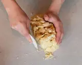 Mains travaillant une pâte sablée pour une recette de pâte sucrée. La pâte est friable et en cours de formation.