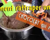 Comment rattraper un chocolat granuleux ? Une spatule verte mélange du chocolat fondu dans un bol.