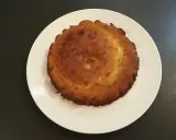 Un biscuit madeleine rond, doré et légèrement bombé, prêt à être transformé en un délicieux entremet.