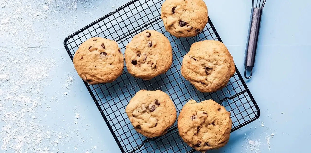 Délicieux cookies aux pépites de chocolat sur une grille, prêts à être dégustés. Une recette cookies bicarbonate parfaite pour le goûter.