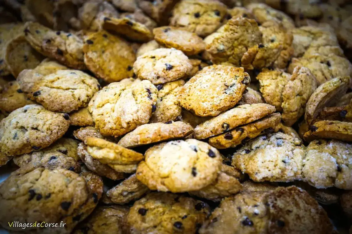Gros plan sur une pile de canistrelli corses aux amandes, parfaits pour accompagner un café.