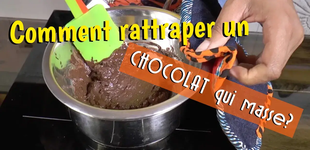 Comment rattraper un chocolat granuleux ? Une spatule verte mélange du chocolat fondu dans un bol.