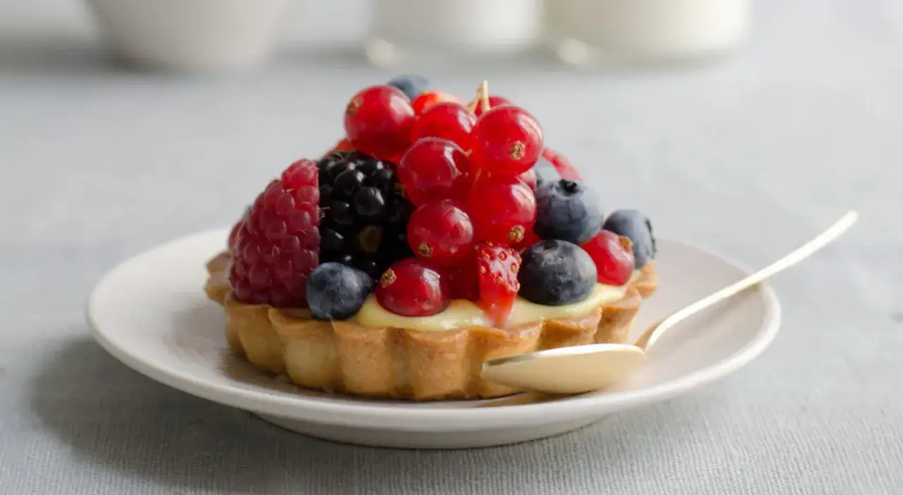 Délicieuses mini tartelettes sucrées garnies de fruits rouges frais : framboises, myrtilles, groseilles et mûres.