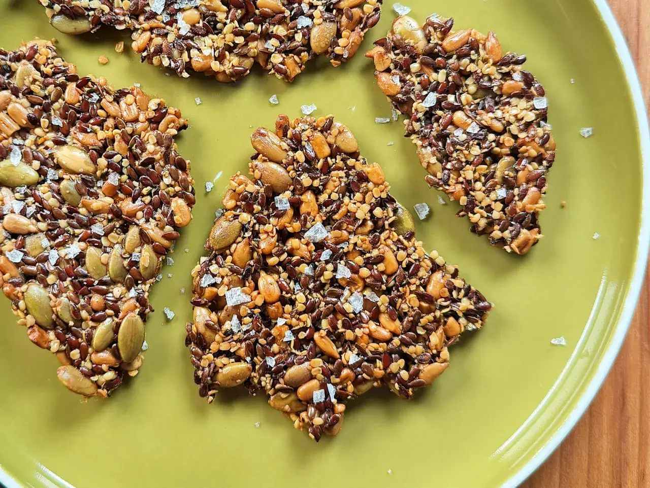 Craquez pour ces délicieux crackers graines maison, un mélange croquant de graines de courge, de lin et de sésame, parsemés de gros sel.
