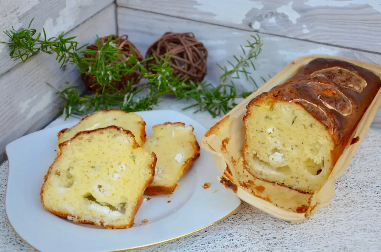 Tranche de cake chèvre miel, moelleux et garni de fromage frais. Une gourmandise salée parfaite pour l'apéritif.