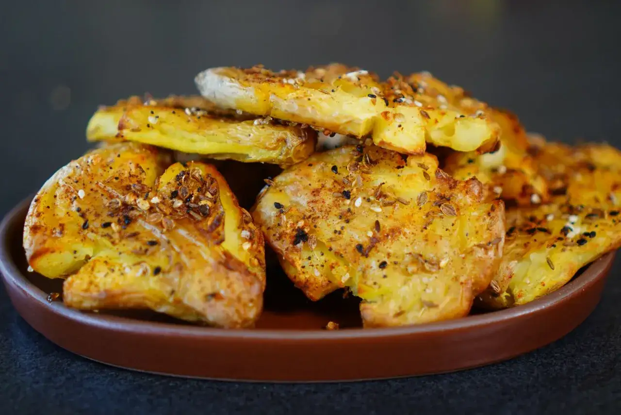 Galettes de pommes de terre au four croustillantes, dorées et assaisonnées d'épices. Un délice à savourer !