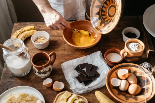 Préparation d'une recette avec des ingrédients comme des œufs, des bananes et du chocolat qui ne fond pas.