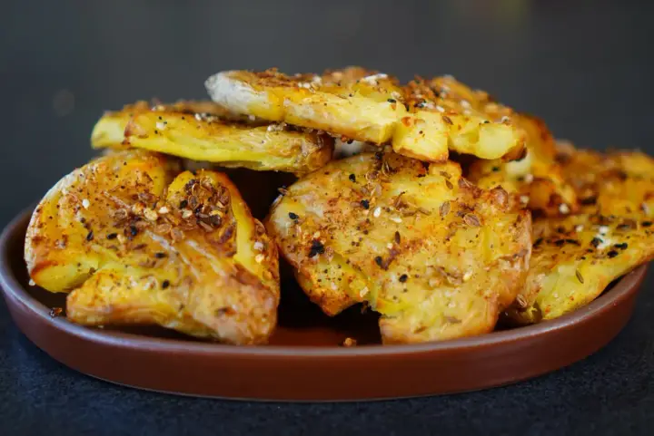 Galettes de pommes de terre au four croustillantes, dorées et assaisonnées d'épices. Un délice à savourer !