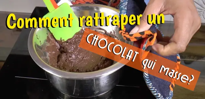 Comment rattraper un chocolat granuleux ? Une spatule verte mélange du chocolat fondu dans un bol.