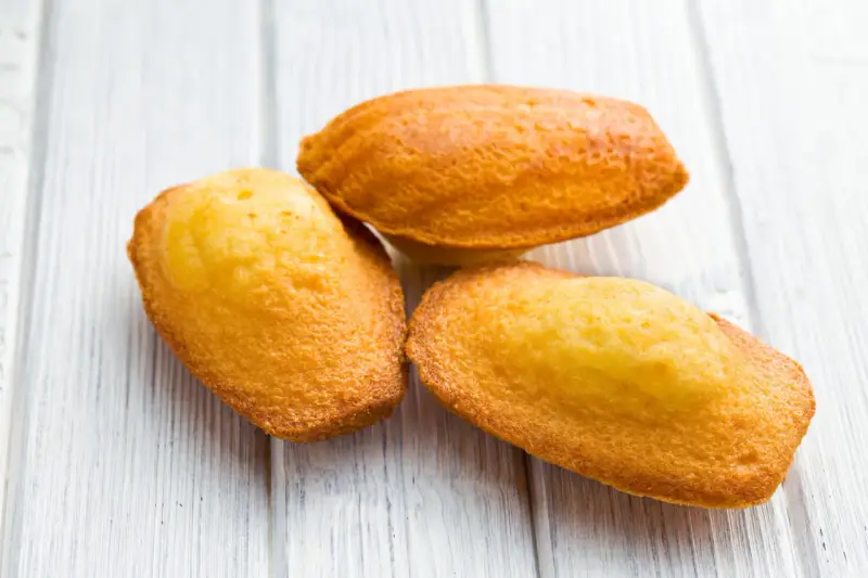 Trois biscuits madeleines dorés, parfaits pour une recette facile.